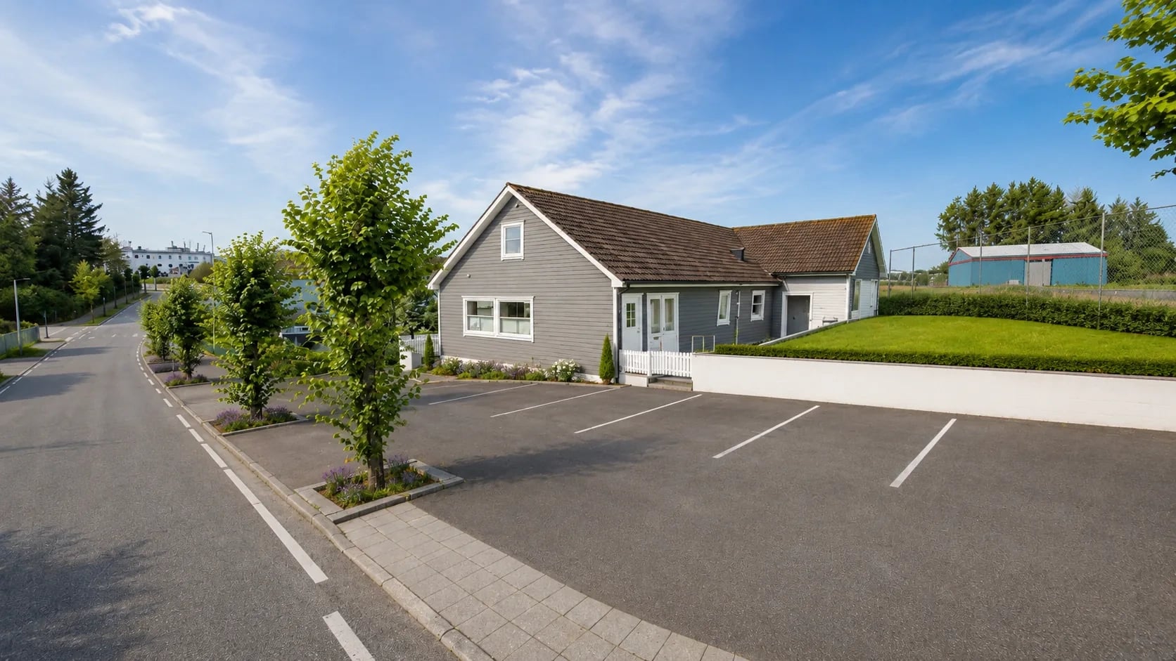 Skyttarhuset sett fra parkeringsplassen