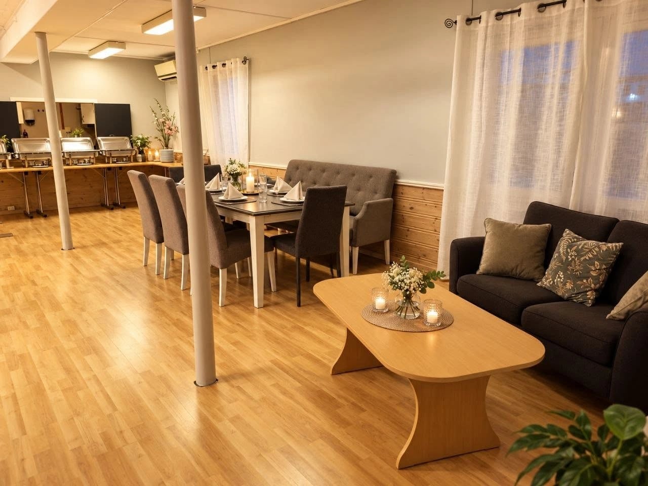 Liten sal med sofagruppe og spisebord