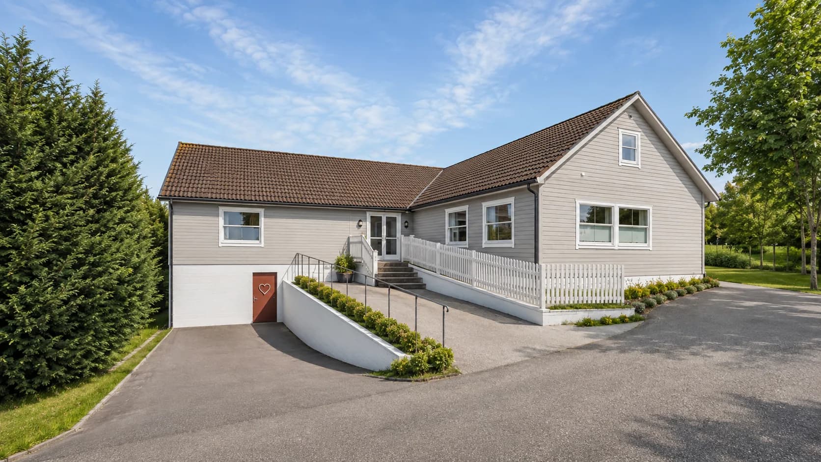 Skyttarhuset sett fra hovedinngangen med rampe og trapp